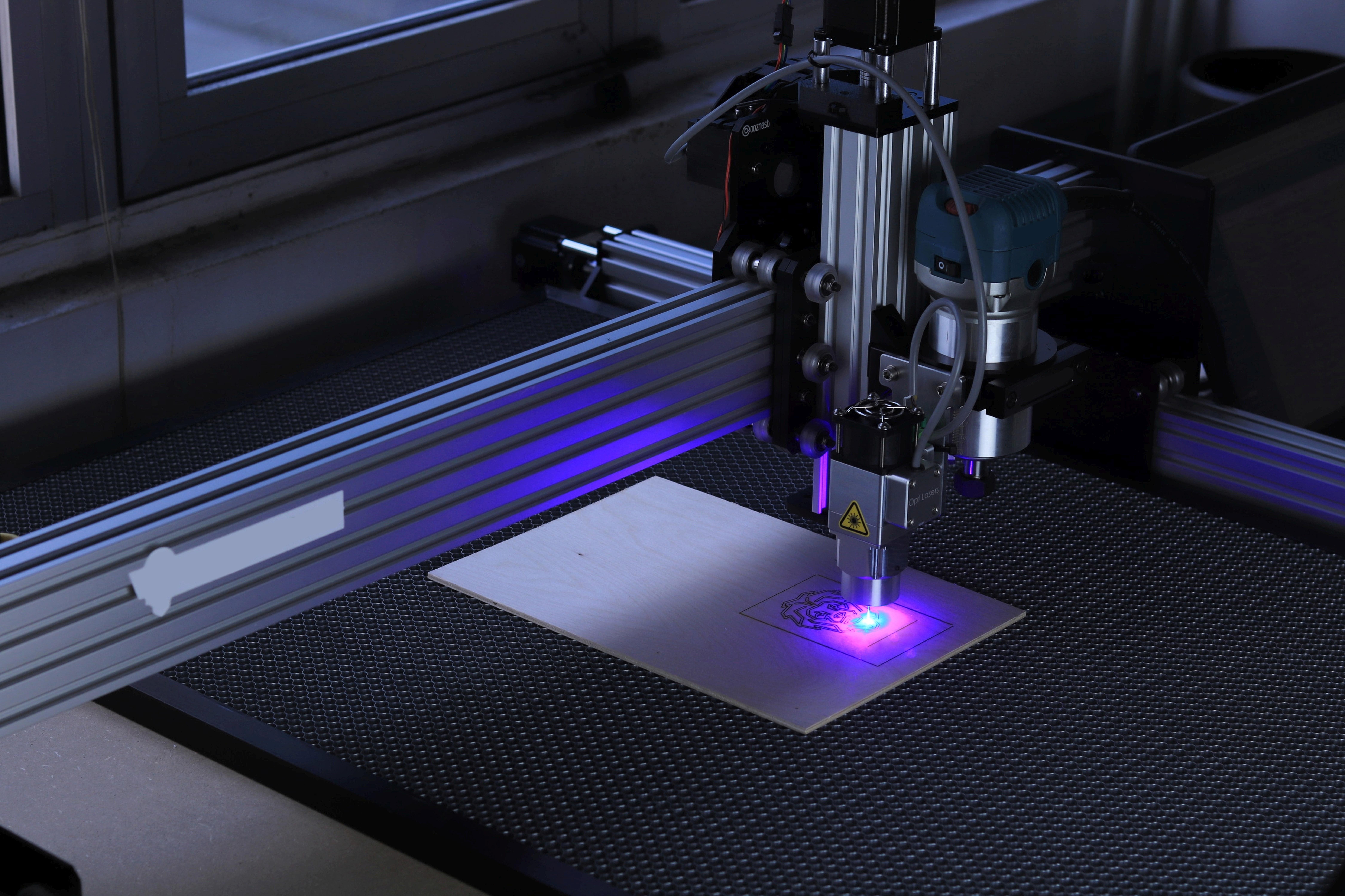 Niebieski promień lasera grawerującego